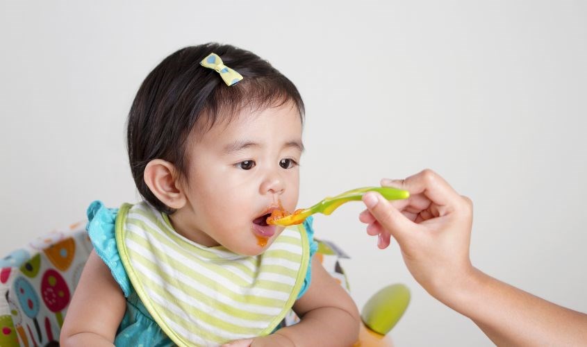 Bé khoảng 6 tháng tuổi có thể cho ngồi ghế ăn dặm