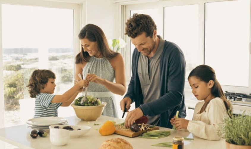 Cho con trải nghiệm tham gia chuẩn bị bữa ăn cùng gia đình