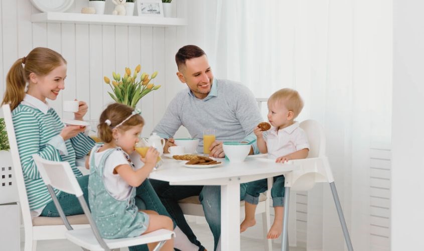 Được ngồi ăn cùng mẹ khiến bé tự tin hơn