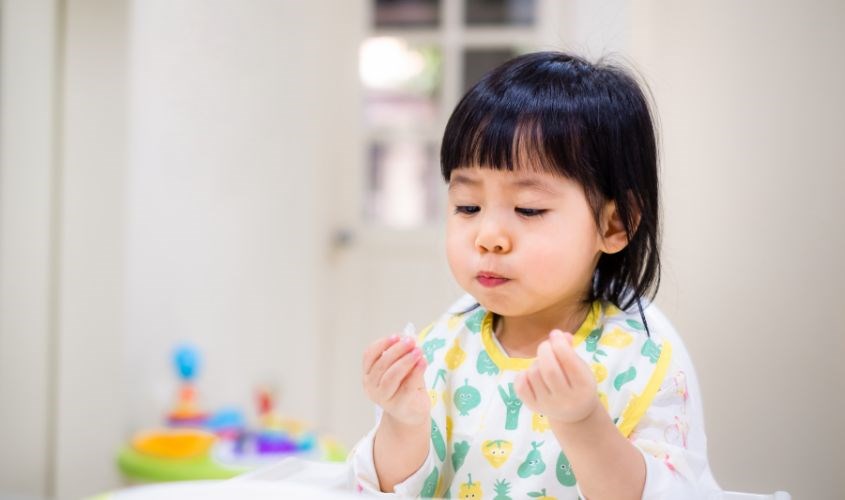 Bé sẽ ngồi ngoan để đợi món ăn yêu thích được mang ra