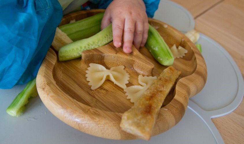 Mẹ đặt giới hạn giờ ăn để kích thích bé ăn ngoan trên ghế ăn dặm