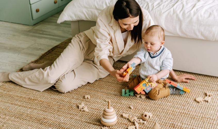 Cho bé ngồi chơi trên ghế ăn dặm trước khi ăn