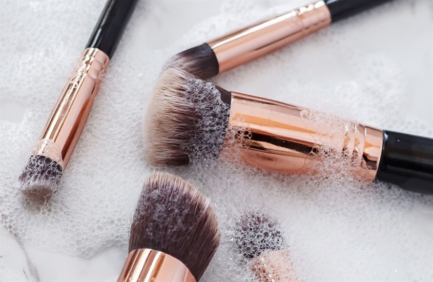 Vệ sinh dụng cụ trang điểm và vỏ gối Vệ sinh dụng cụ trang điểm và vỏ gối