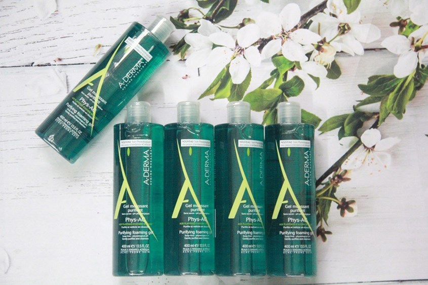 Sữa rửa mặt này có dạng gel lỏng màu xanh đậm, có mùi hương cũng không quá khó ngửi