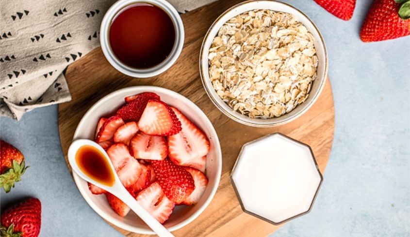 Hỗn hợp sữa tươi không đường và yến mạch, dâu tây