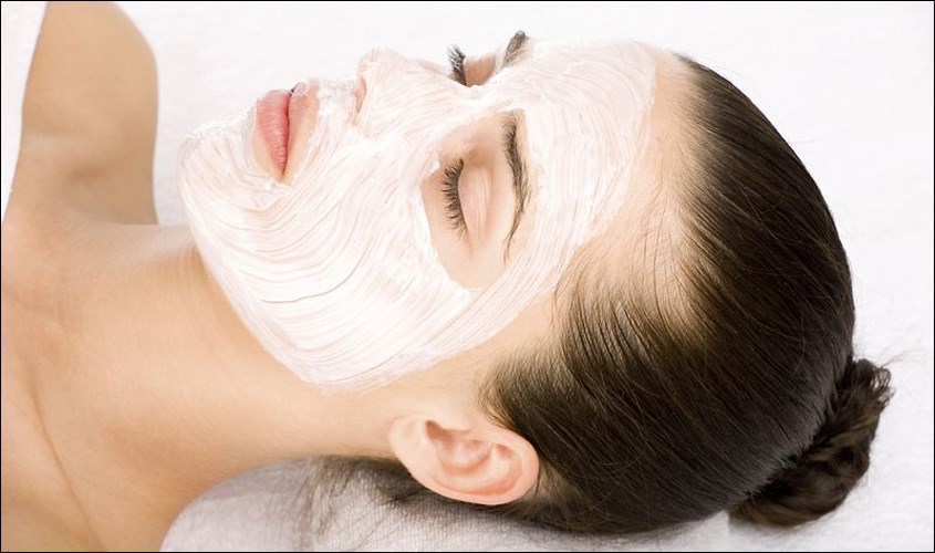 Lấy lượng kem vừa đủ thoa đều trên khuôn mặt