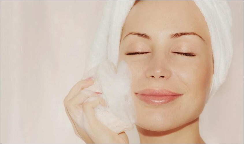 Gỡ lớp mặt nạ ra sau khi ngủ dậy và rửa lại bằng sữa rửa mặt