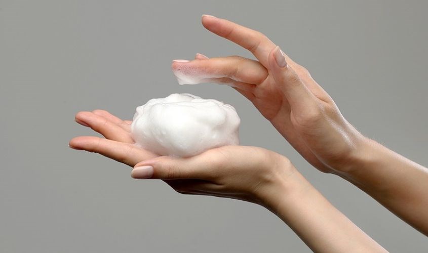 Lấy lượng sản phẩm vừa đủ và tạo bọt trên tay