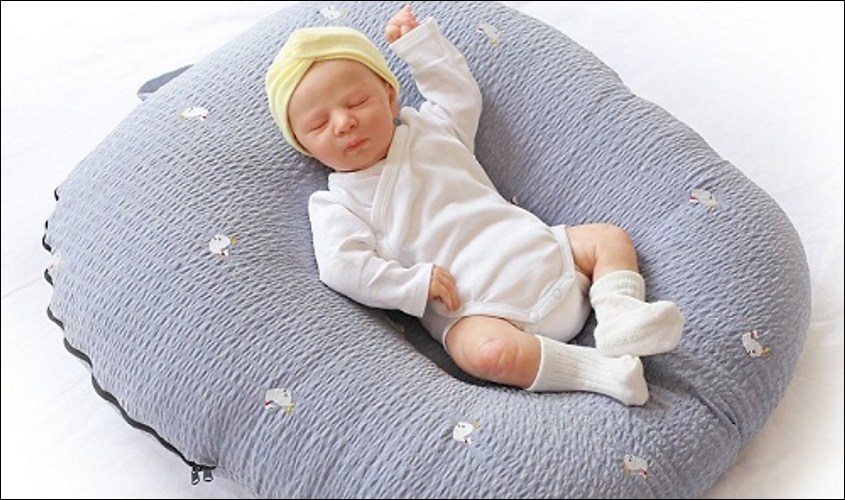 Nằm gối chống trào ngược có bị gù lưng không? Lưu ý khi dùng