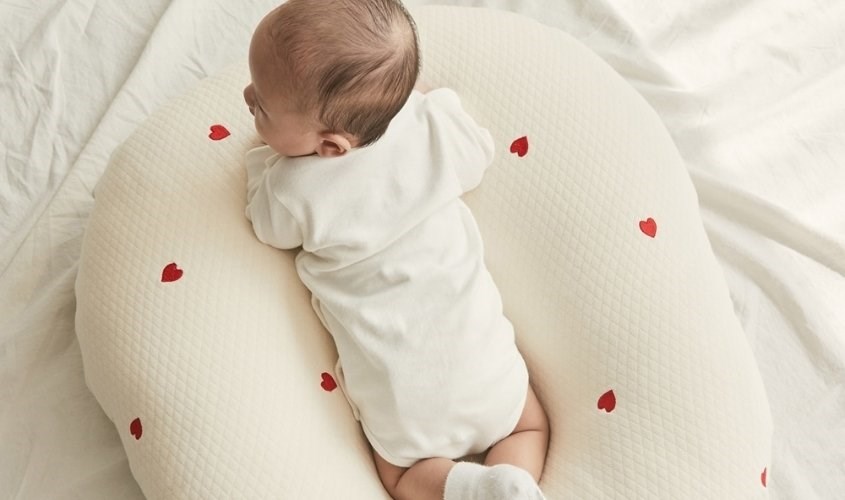 Gối chống trào ngược được thiết kế với ưu tiên mang lại sự thoải mái cho trẻ