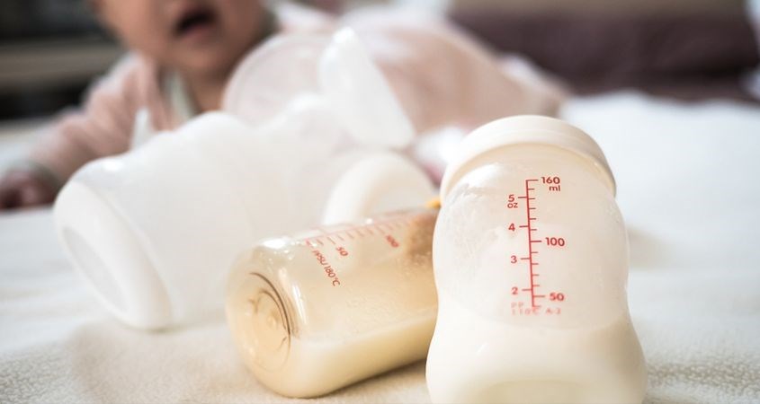 Cho bé bú sữa mẹ hoặc uống sữa công thức hay không còn tùy thuộc nhiều yếu tố