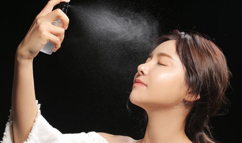 Không nhất thiết phải dùng xịt khoáng để khóa lớp trang điểm