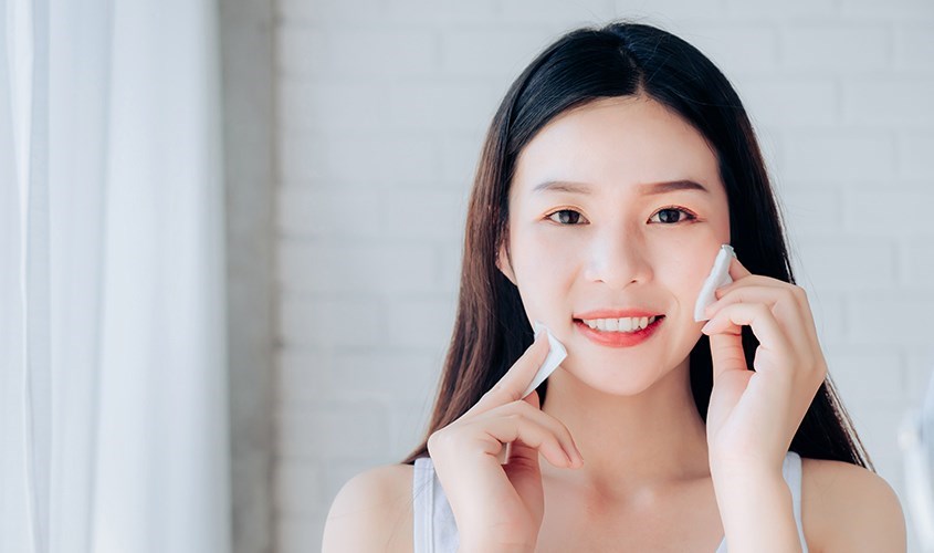 Dùng bông tẩy trang thấm toner thoa lên da