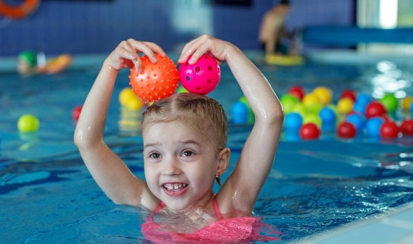 Môn bơi lội có khả năng kéo dài cột sống trong giai đoạn “vàng” của bé
