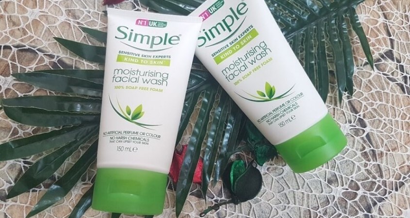 Sữa rửa mặt Simple Moisturising Facial Wash