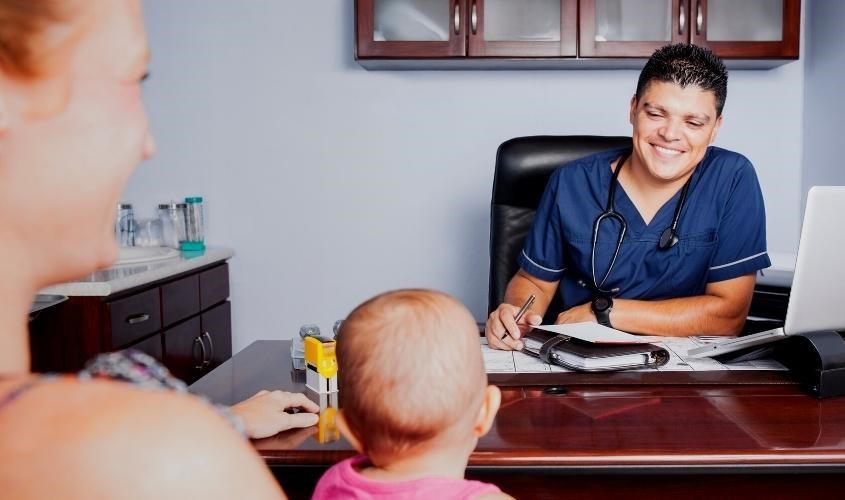 Tham khảo ý kiến bác sĩ trước khi sử dụng kem dưỡng da cho trẻ