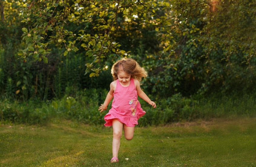 Mẹ nên khuyến khích bé hoạt động ngoài trời sau khi hết ốm Mẹ nên khuyến khích bé hoạt động ngoài trời sau khi hết ốm