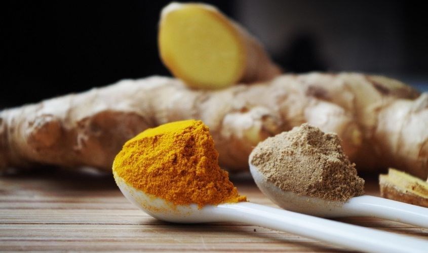  tinh bột nghệ còn giúp hỗ trợ điều trị các triệu chứng, vấn đề về xương khớp hiệu quả