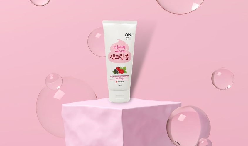 Sữa rửa mặt chiết xuất Quả Mọng ON THE BODY Berry Essence Whipped Cream Foam 150g