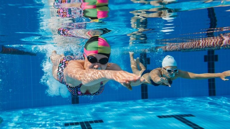 Bơi lội phối hợp toàn bộ các nhóm cơ trong cơ thể