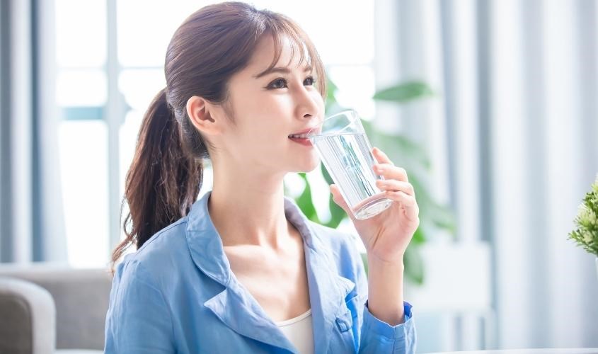 Lượng nước trung bình mỗi ngày mà bạn cần bổ sung cho cơ thể là khoảng 2 lít 