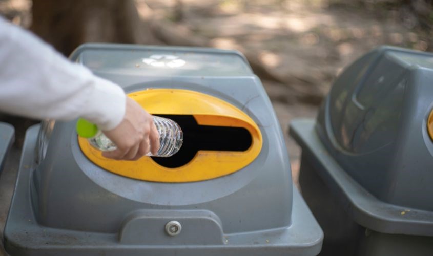 Sau khi uống xong, bạn hãy bỏ chai nhựa đúng nơi quy định nhé