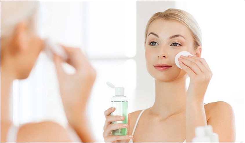 Lau toner nhẹ nhàng lên vùng mặt và cổ