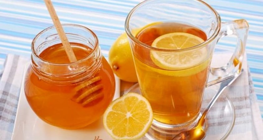 Pha chanh mật ong bằng nước ấm Pha chanh mật ong bằng nước ấm