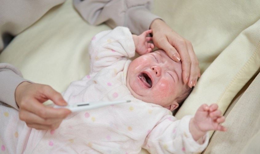 Khi bé có triệu chứng như sốt, đau tai kéo dài mẹ nên đưa bé đến bác sĩ để được thăm khám