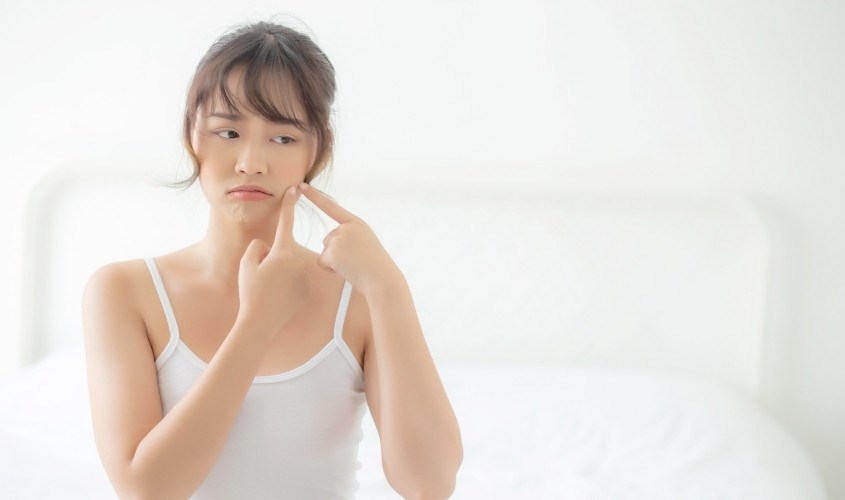 Phấn rôm có thể dùng để điều trị mụn nhẹ, không viêm