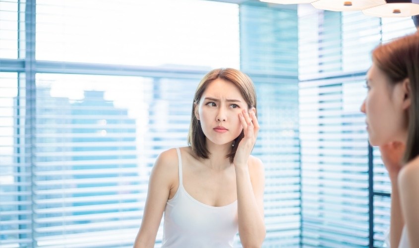 Nếu bạn có làn da khô thì không nên dùng phấn rôm để trị mụn