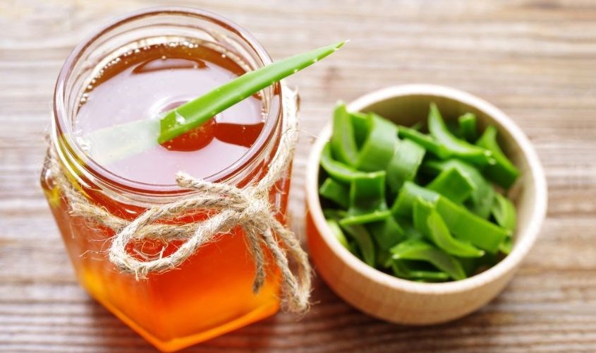 Mật ong kết hợp với nha đam giảm tàn nhang, phục hồi da