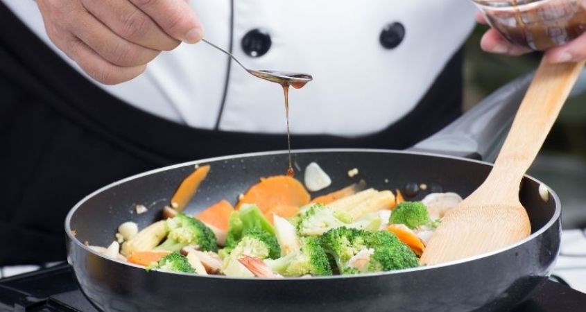 Nếu đã sử dụng dầu hào thì có thể giảm bớt các gia vị khác để tránh bị mặn.