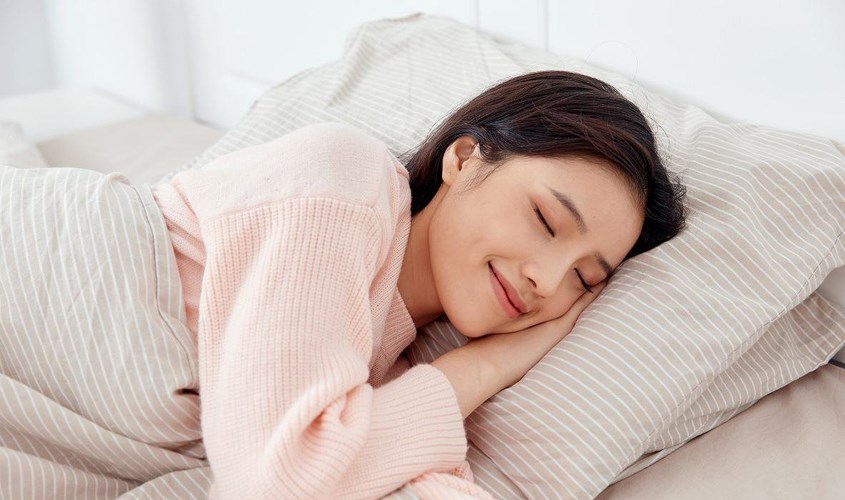 Đắp mặt nạ trước khi ngủ 15 phút để sản phẩm cố định vào da