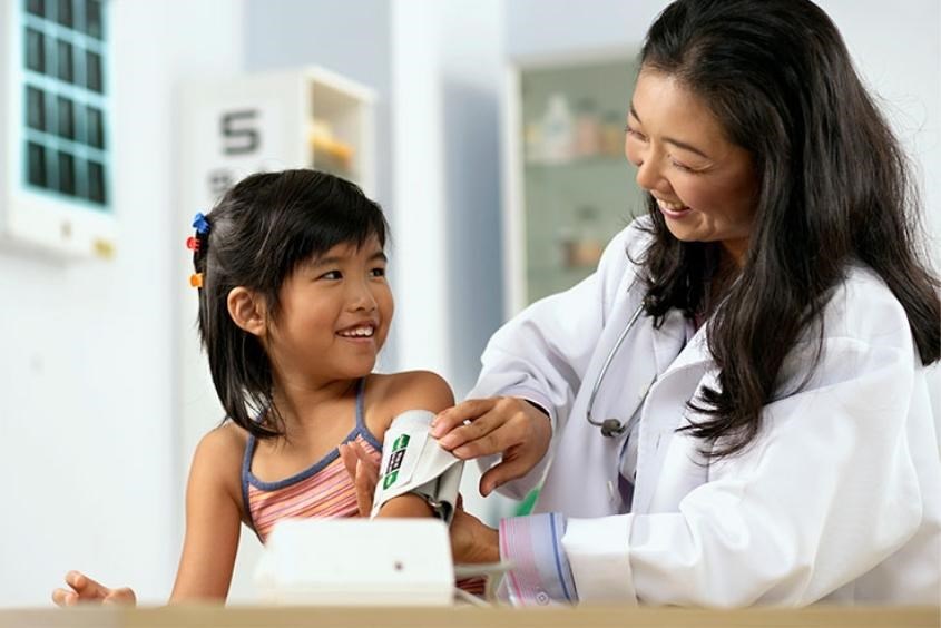 Bác sĩ khám để chẩn đoán bệnh tăng huyết áp ở trẻ em
