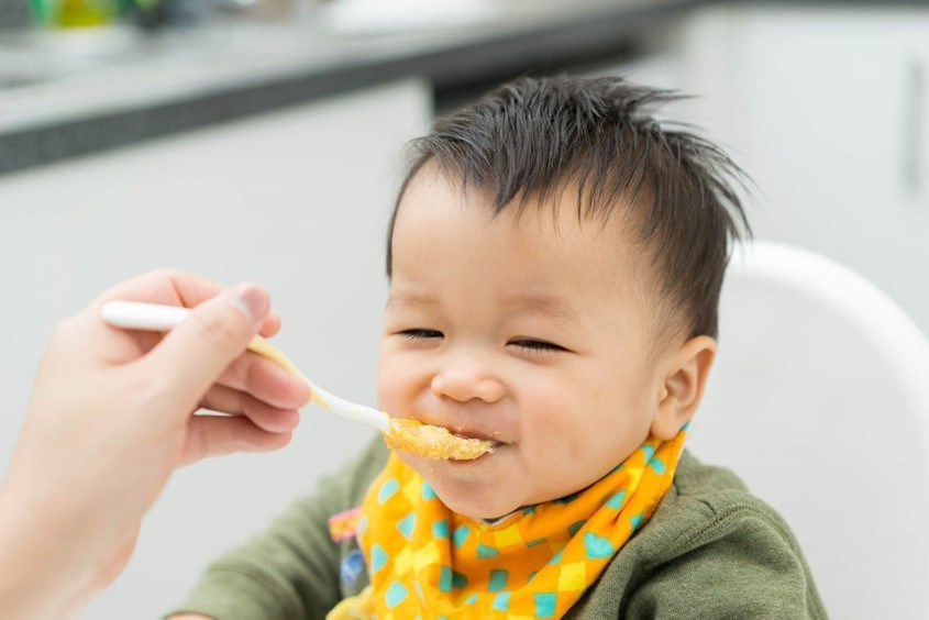 Thời điểm thích hợp cho bé ăn cháo rây Thời điểm thích hợp cho bé ăn cháo rây