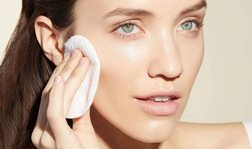 Lau nhẹ toner trên da