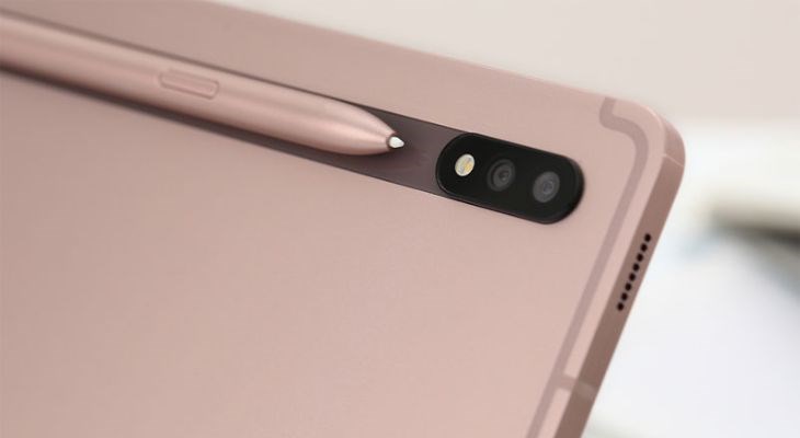 Tab S7 trang bị bút S Pen được đặt dọc phía bên dưới cụm camera sau