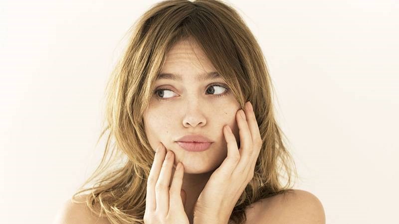 Hành động vô thức chạm tay lên mặt của bạn không hề mang lại lợi ích cho da và cơ mặt