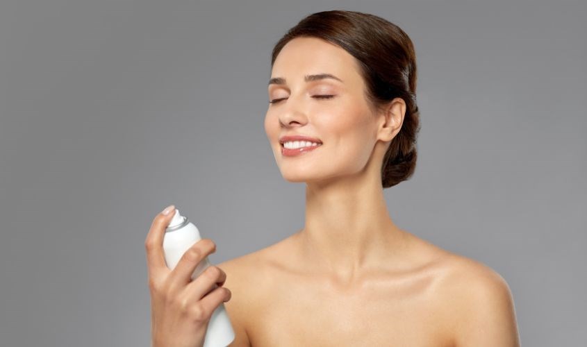 Đặt chai xịt cách mặt khoảng 15 - 20cm, phải nhắm mắt khi sử dụng