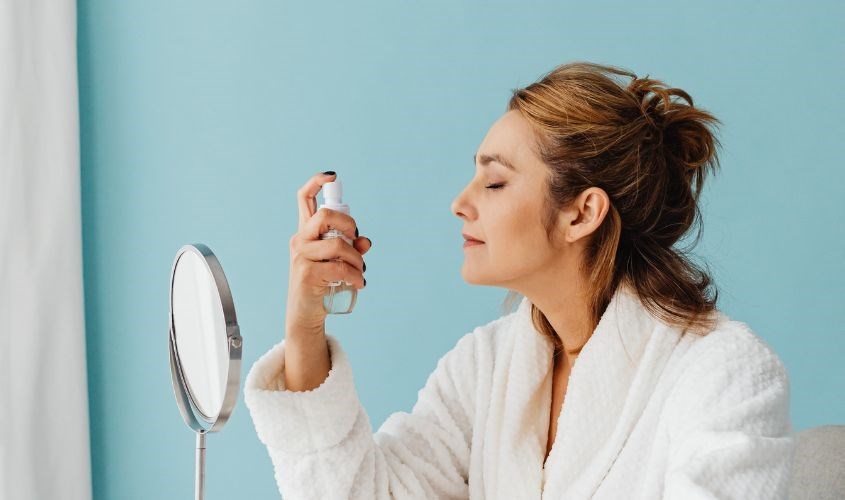 Khi mới xịt người dùng sẽ có cảm giác làn da hơi nóng lên