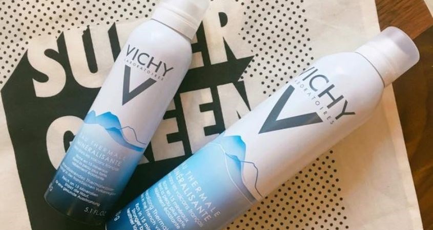 Thiết kế hai tông màu trắng xanh cùng logo hãng tạo điểm nhấn nổi bật cho sản phẩm