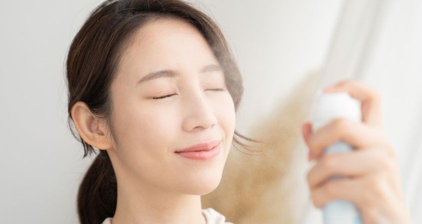  Để vòi xịt cách mặt khoảng 30cm, vừa ấn vòi xịt vừa di chuyển