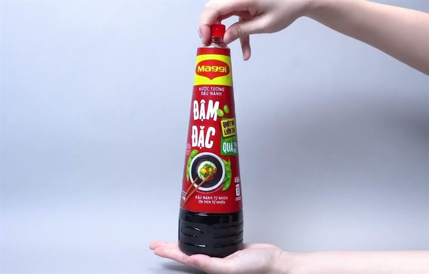 Nước tương đậu nành đậm đặc Maggi chai 700 ml