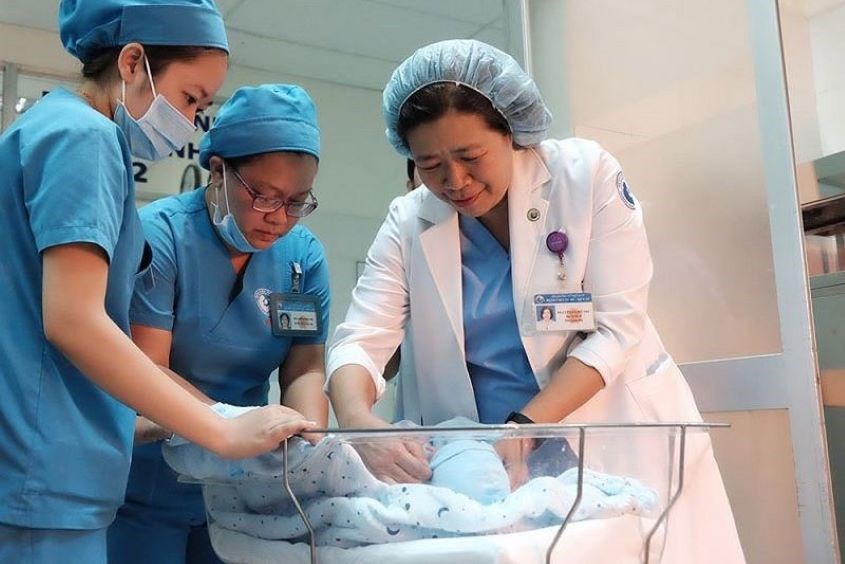 Bác sĩ Nguyễn Bá Mỹ Nhi chăm sóc trẻ sơ sinh. Ảnh: Internet Bác sĩ Nguyễn Bá Mỹ Nhi chăm sóc trẻ sơ sinh