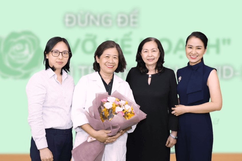 Bác sĩ Nguyễn Bá Mỹ Nhi trong một buổi hội thảo về kế hoạch hóa gia đình Bác sĩ Nguyễn Bá Mỹ Nhi