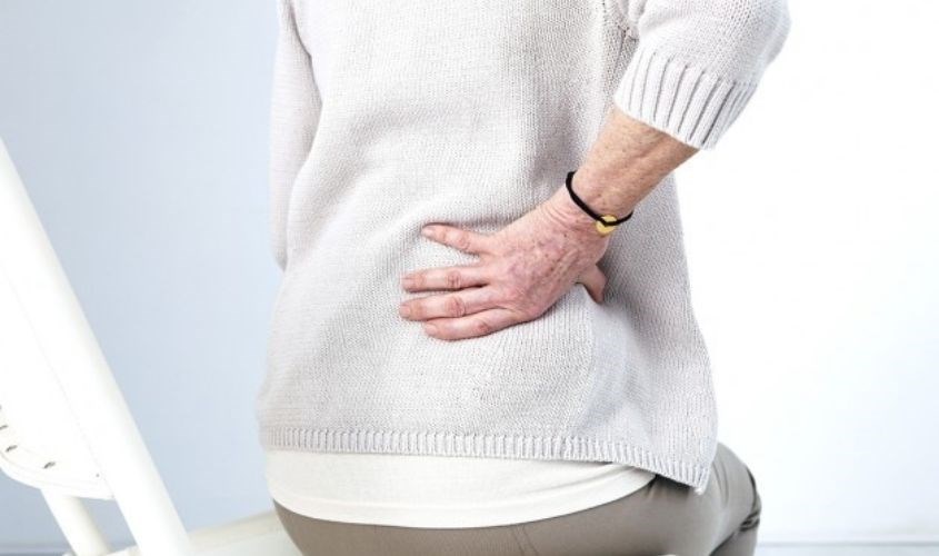 Người mắc bệnh loãng xương nên dùng nước khoáng