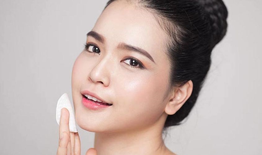 Dùng bông tẩy trang lau nhẹ nhàng toàn bộ khuôn mặt