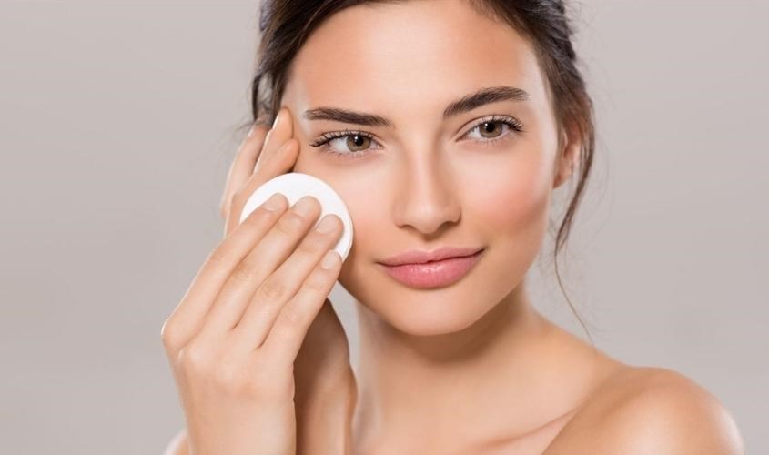 Sử dụng một lượng nước tẩy trang vừa đủ