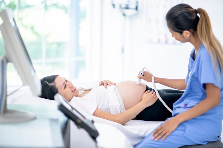 Mẹ bầu nên theo dõi thai kỳ thường xuyên, thăm khám đúng lịch theo hẹn của bác sĩ